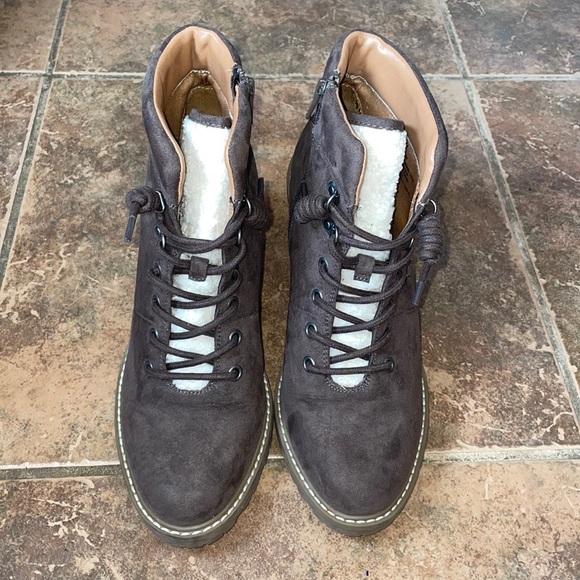 Universal Threads Boots - Picture 2 of 5